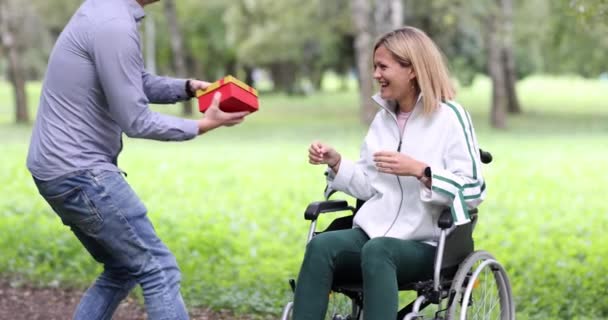 청년은 휠체어 영화에서 여성에게 선물한다 인들에게 사랑하는 사람들의 기울이는 — 비디오
