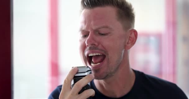 Πορτρέτο Του Ανέμελος Όμορφος Άνδρας Ξυρίζεται Και Τραγουδά Στο Μπάνιο — Αρχείο Βίντεο