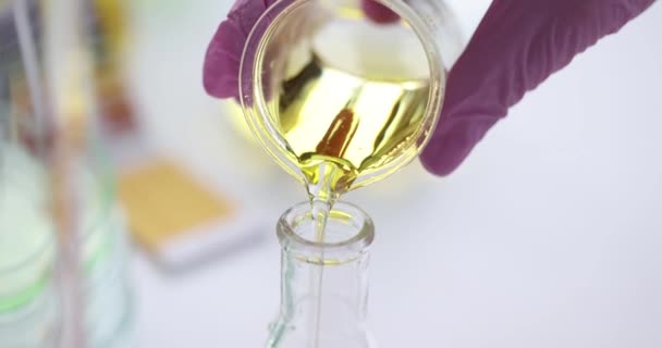 Ilmuwan Menuangkan Cairan Berminyak Kuning Dalam Botol Metode Modern Analisis — Stok Video