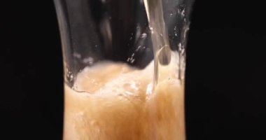 Köpüklü içecek şeffaf cam deney şişesine dökülür. Bira ve kvass üretim teknolojileri kavramı