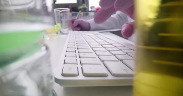 Wissenschaftliche Labor Führt Forschungstypen Tastatur Und Schreibt Daten Konzept Für — Stockvideo