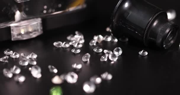Vackra Transparenta Glänsande Ädelstenar Svart Bakgrund Diamantskärningsteknik — Stockvideo