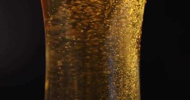 Gele Transparante Vloeistof Met Belletjes Schuim Glazen Beker Aanbevelingen Voor — Stockvideo