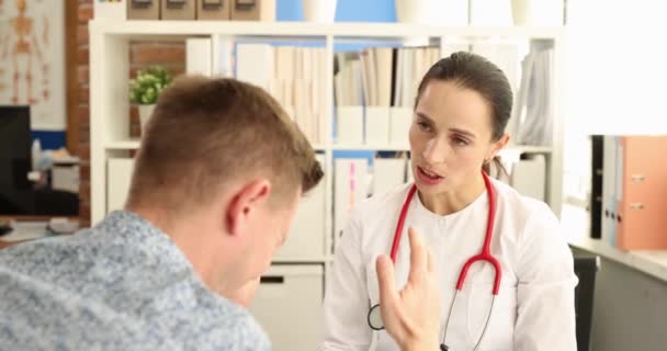 Doutor Falando Com Paciente Dando Más Notícias Filme Assistência Psicológica — Vídeo de Stock