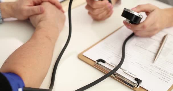 Der Kardiologe Misst Den Blutdruck Des Patienten Der Klinik Film — Stockvideo