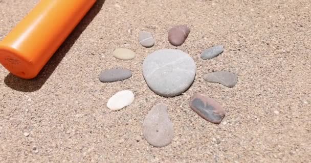 Garrafa Protetor Solar Pedras Solares Jazem Filme Areia Proteção Pele — Vídeo de Stock