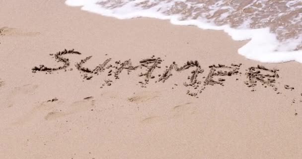 Літо Написане Пляжному Піску Фільм Подорожі Туризм Літні Місяці Концепція — стокове відео