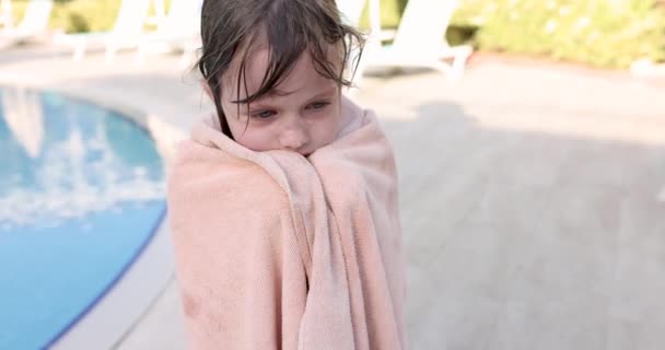 Pequeña Chica Congelada Mojada Envuelta Toalla Después Película Piscina Hipotermia — Vídeo de stock