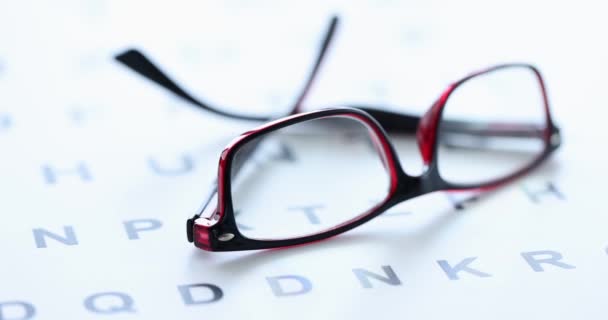 Óculos Plástico Emoldurados Deitados Mesa Medição Visão Filme Escolha Óculos — Vídeo de Stock