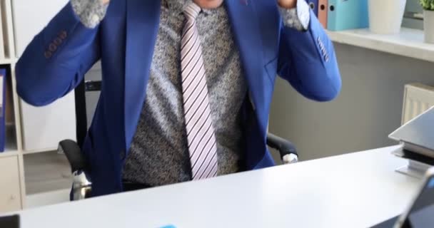 Kulaklıklı Genç Adam Dizüstü Bilgisayara Bakıyor Ofis Filminde Dans Etmeye — Stok video