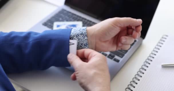 Homem Sentado Laptop Tirando Cartas Jogo Sua Manga Casaco Filme — Vídeo de Stock