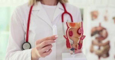 Müshil içeren yumuşak fitil ya da doktorun elinde proktolojik hastalıkların tedavisi için. Proktolog ve hastalarda kabızlık tedavisi