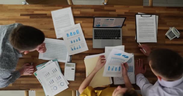 Asztal Tele Statisztikai Papírok Látható Grafikonok Kezek Különböző Üzletemberek Felső — Stock videók