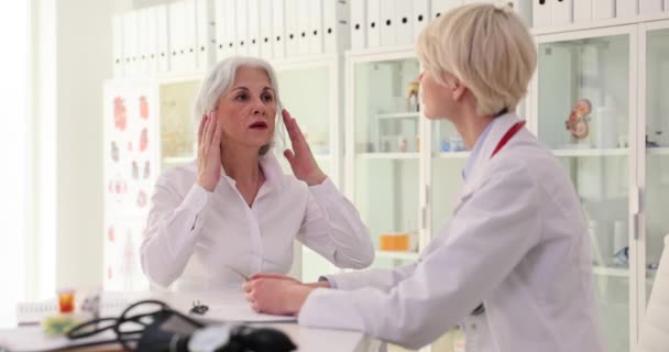 Paciente Idoso Consultou Otorrinolaringologista Com Queixas Dor Nos Ouvidos Problemas — Vídeo de Stock