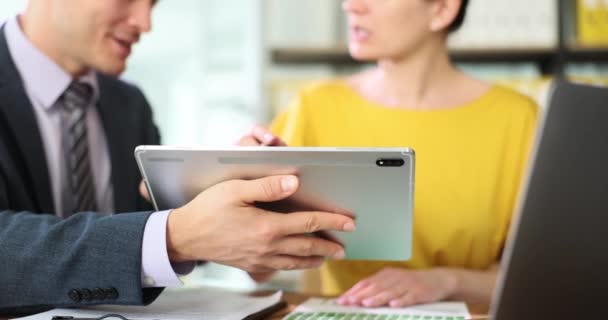 Arkadaşları Ofiste Dijital Tablet Kullanarak Konuşuyor Yönetici Ofiste Çalışan Toplantısıyla — Stok video