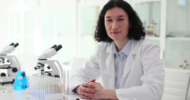 Medicinsk Vetenskap Laboratorium Stilig Forskare Tittar Kameran Ung Bioteknikspecialist Med — Stockvideo