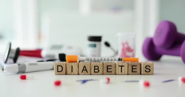 Szöveg Cukorbetegség Kockákon Fecskendővel Tabletták Asztalon Endokrin Rendszer Magas Vércukorszint — Stock videók