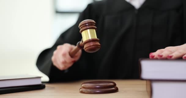 Juez Golpea Mazo Judicial Madera Libro Sobre Ley Abogado Justicia — Vídeos de Stock