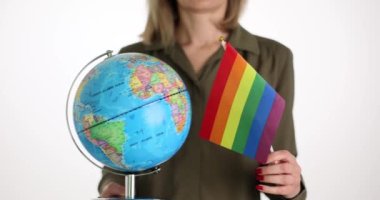 Küre ve gökkuşağı LGBT bayrağı tutan kişi. Ülkeler ve eşcinsel evliliklerin tanınması