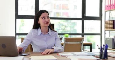 İş adamı ve iş kadını ofis işyerinde taş-kağıt-makas oynuyorlar. İş sorunları çözmek ve çözümler bulmak