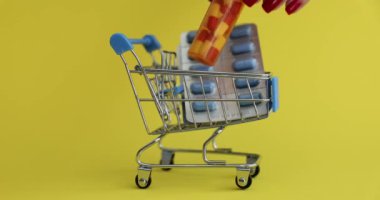 Çeşitli tıbbi malzemeler ve ilaçlar için sepet. Eczane ilacı almak