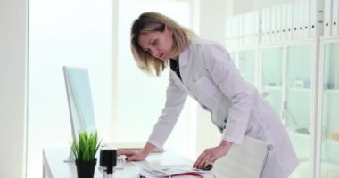 Jinekolog, hastanın ultrasonunu inceler ve bilgisayara bakar. İç organların incelenmesi