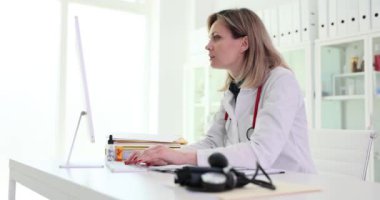 Klinikte çalışan kadın doktor şok edici derecede gizli bir bilgidir. Şok ve tıbbi teşhis duyguları.