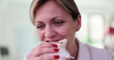 Lezzetli tavuk ya da köfte yiyen kadın portresi. Sağlıksız fast food ve aç kadın