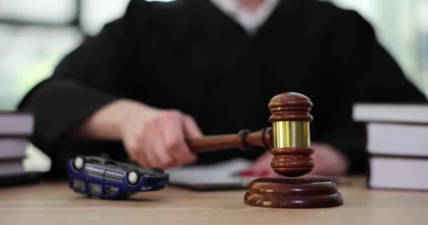 Upadł Samochód Sędzia Młotkiem Sądzie Okoliczności Wypadku Badane Sądzie — Wideo stockowe
