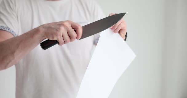 Keskin Bıçakla Beyaz Kağıt Kesiyor Kağıt Kesen Adam — Stok video