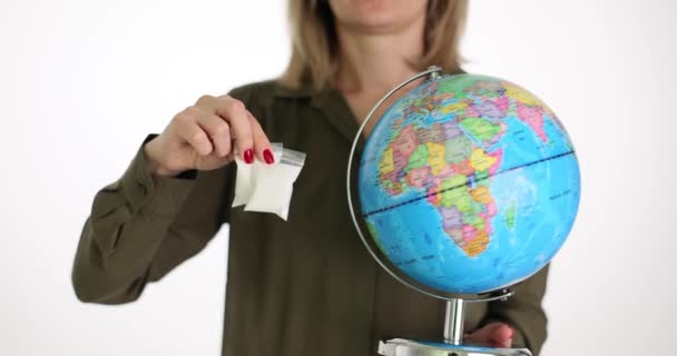 Жінка Тримає Наркотики Білий Порошок Глобус Крупним Планом Світова Торгівля — стокове відео