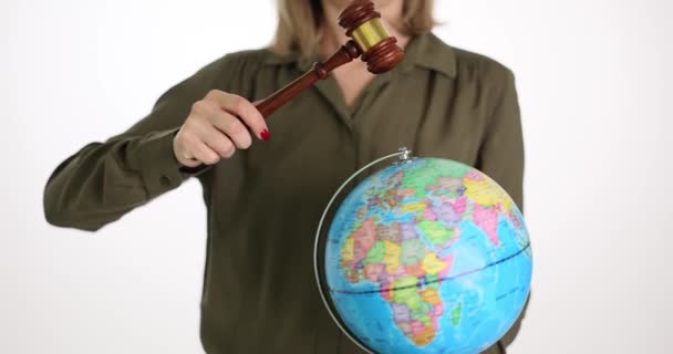 Richterhammer Mit Globus Und Weltgerichtsbarkeit Das Internationale Umweltrecht Und Das — Stockvideo