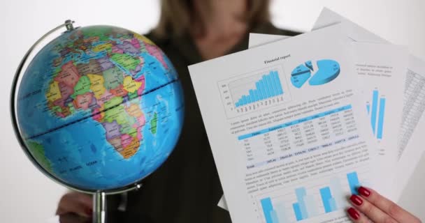 Empresária Está Segurando Globo Mundial Gráficos Gráficos Estatísticas Financeiras Contabilísticas — Vídeo de Stock