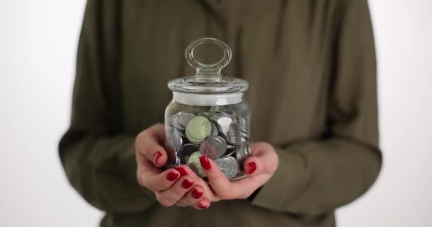 Frau Hält Glas Voller Münzen Sparbuch Und Finanzielle Ersparnisse — Stockvideo