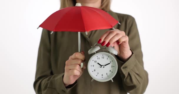 Mujer Sostiene Despertador Paraguas Rojo Protección Seguridad Ahorro Tiempo — Vídeo de stock
