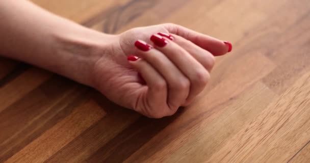 Frauenhand Hält Rotes Herz Und Drückt Handfläche Fest Zusammen Ehrenamt — Stockvideo