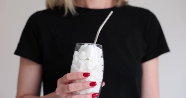 Kéz Fehér Cukorral Teli Üveget Tart Édes Élelmiszer Összetevő Cukorfogyasztás — Stock videók