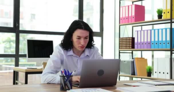 Дівчина Менеджер Підходить Колеги Закриває Ноутбук Емоційно Розмовляє Співробітники Офісі — стокове відео