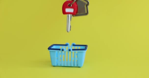 Miniaturowy Koszyk Kluczami Żółtym Tle Zakup Hipoteki Nieruchomości Mieszkalnictwa Socjalnego — Wideo stockowe