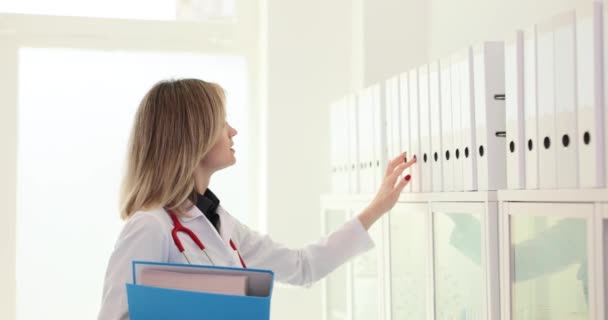 Γυναίκα Γιατρός Θεραπευτής Νοσοκόμα Παίρνει Λευκό Φάκελο Αποθήκευση Και Αρχείο — Αρχείο Βίντεο