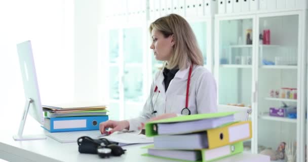 女性医師は診療所で医療文書を扱う 医療文書及び保険 — ストック動画