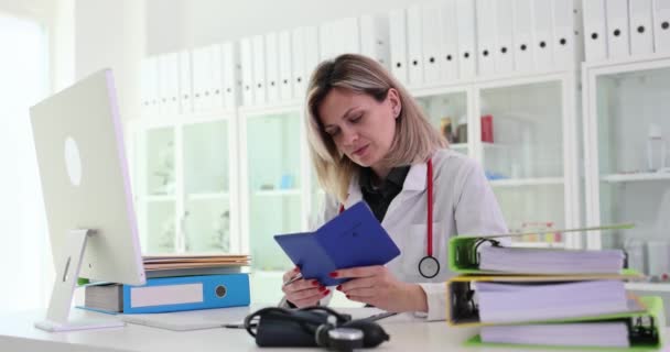 Médico Possui Passaporte Registro Seguro Médico Terapeuta Enfermeiro Com Pacientes — Vídeo de Stock