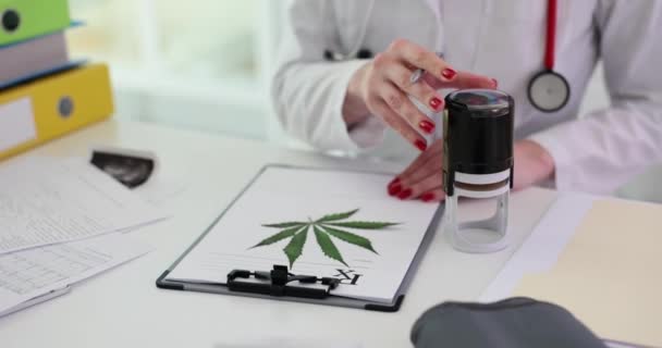 Doktor Píše Předepsaný Formulář Lékařskou Marihuanou Dává Razítko Legalizace Lékařského — Stock video