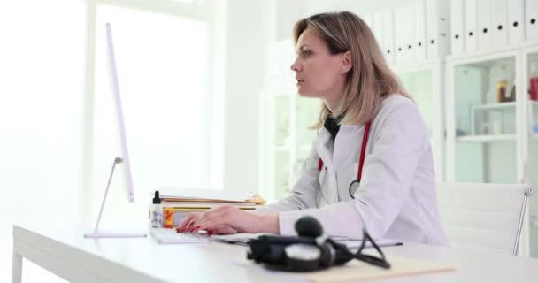 컴퓨터 진료소에서 일하는 여의사는 정보에 충격을 받는다 의학적 진단의 — 비디오