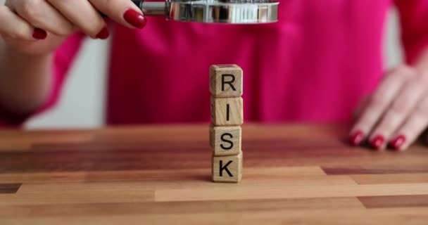 Женщина Изучает Риск Слова Помощью Увеличительного Стекла Анализ Рисков Информационной — стоковое видео