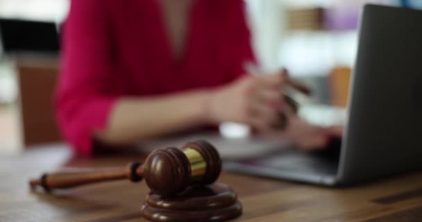 Pessoa Trabalha Laptop Martelo Tribunal Mesa Leilão Online Crimes Online — Vídeo de Stock