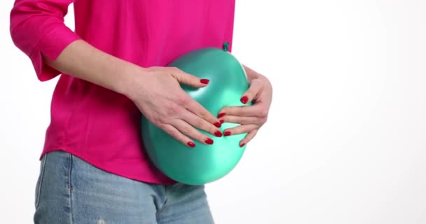 Žena Drží Velký Zelený Balón Jako Známku Nafouknutí Problém Trávením — Stock video
