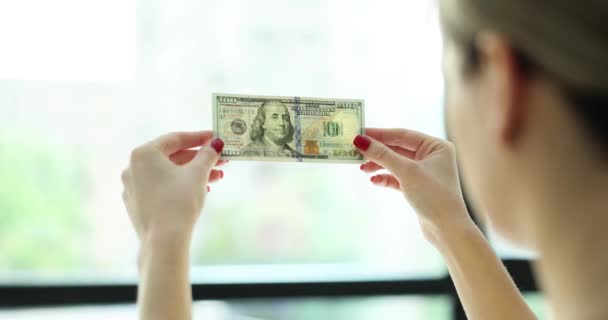Überprüfung Von Falschgeld 100 Dollar Gegen Fenster Der Hand Prüfen — Stockvideo