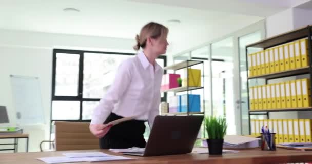 여자는 갑자기 직장에 일어나서 나빠진다 초과근무와 — 비디오