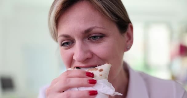Портрет Женщины Поедающей Вкусную Курицу Мясной Рулет Нездоровое Питание Голодная — стоковое видео